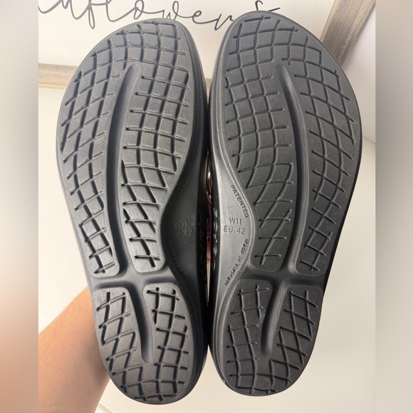 OOFOS OOlala Limited Sandals black and pink bandana pattern - Picture 8 of 8